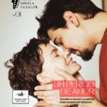 #ParaTodosVerem

Descrição da imagem: Cartaz vertical com formato de capa de fotonovela. A imagem principal mostra o close-up de um casal jovem em um momento de grande intimidade e romance, prestes a se beijar.

A Mulher: À esquerda, uma mulher de pele clara e cabelos castanhos bem curtos e ondulados está de perfil, virada para cima. Ela sorri suavemente com os olhos fechados, demonstrando entrega. É possível ver a alça fina de sua blusa na cor vinho e um pequeno brinco dourado na orelha.

O Homem: À direita, um homem de pele clara, cabelos escuros, barba e bigode aparados, inclina-se sobre a mulher. Ele veste uma camiseta vermelha e está com os olhos fechados, com o nariz tocando delicadamente o dela. A sua mão direita segura com carinho o rosto e o pescoço da parceira.

O Cenário: O fundo da foto é uma parede lisa e minimalista em tom off-white (bege bem claro).

Elementos de texto e Logotipos:

Canto superior esquerdo: Logotipo preto escrito "PHOTO NOVELA FASHION" em três linhas, acompanhado pelo desenho estilizado de um rolo de filme. A última letra "O" da palavra "FASHION" tem o formato de um sapato de salto alto vermelho. Logo abaixo do logo, está escrito "#01".

Canto inferior esquerdo: Um pequeno quadrado branco com borda preta traz a palavra "vote" em letra cursiva e, abaixo, o texto em caixa alta: "ESCOLHA O FINAL DESSA TRAMA".

Canto inferior direito: Sobreposto ao peito do homem, há um retângulo horizontal na cor rosa-chiclete com o título principal em letras maiúsculas brancas: "UM PERIGO DE AMOR". Logo abaixo desse bloco rosa, o subtítulo em letras pretas diz: "QUANDO A PAIXÃO CALOROSA PODE ACABAR EM TRAGÉDIA."
