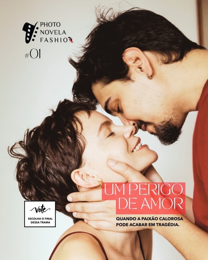 #ParaTodosVerem

Descrição da imagem: Cartaz vertical com formato de capa de fotonovela. A imagem principal mostra o close-up de um casal jovem em um momento de grande intimidade e romance, prestes a se beijar.

A Mulher: À esquerda, uma mulher de pele clara e cabelos castanhos bem curtos e ondulados está de perfil, virada para cima. Ela sorri suavemente com os olhos fechados, demonstrando entrega. É possível ver a alça fina de sua blusa na cor vinho e um pequeno brinco dourado na orelha.

O Homem: À direita, um homem de pele clara, cabelos escuros, barba e bigode aparados, inclina-se sobre a mulher. Ele veste uma camiseta vermelha e está com os olhos fechados, com o nariz tocando delicadamente o dela. A sua mão direita segura com carinho o rosto e o pescoço da parceira.

O Cenário: O fundo da foto é uma parede lisa e minimalista em tom off-white (bege bem claro).

Elementos de texto e Logotipos:

Canto superior esquerdo: Logotipo preto escrito "PHOTO NOVELA FASHION" em três linhas, acompanhado pelo desenho estilizado de um rolo de filme. A última letra "O" da palavra "FASHION" tem o formato de um sapato de salto alto vermelho. Logo abaixo do logo, está escrito "#01".

Canto inferior esquerdo: Um pequeno quadrado branco com borda preta traz a palavra "vote" em letra cursiva e, abaixo, o texto em caixa alta: "ESCOLHA O FINAL DESSA TRAMA".

Canto inferior direito: Sobreposto ao peito do homem, há um retângulo horizontal na cor rosa-chiclete com o título principal em letras maiúsculas brancas: "UM PERIGO DE AMOR". Logo abaixo desse bloco rosa, o subtítulo em letras pretas diz: "QUANDO A PAIXÃO CALOROSA PODE ACABAR EM TRAGÉDIA."